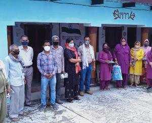 Social worker Manish Sharda's team honored Asha and Anganwadi workers by giving them corona kits