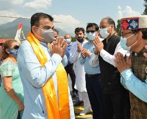 जयराम ठाकुर ने केन्द्रीय मंत्री नितिन गडकरी का कुल्लू आगमन पर किया स्वागत 