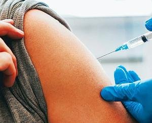 दाड़लाघाट महाविद्यालय में कॉलेज विद्यार्थियों के लिए विशेष टीकाकरण अभियान का आयोजन 