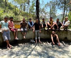 दाड़लाघाट : ग्राम पंचायत बरायली के युवाओं ने की शमशानघाट व आसपास के गांव की साफ सफाई