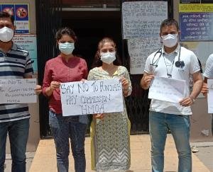 कुनिहार : चिकित्सको की पेन डाउन स्ट्राइक तीसरे दिन भी जारी