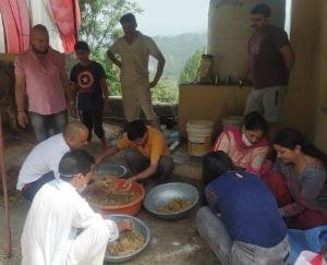 कुनिहार:  नव चेतना संस्था कुनिहार की सदस्य ने गौवंश की सेवा करते हुए मनाया जन्मदिन 