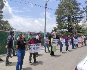 शिमला : विश्वविद्यालय में हो रही गैरकानूनी भर्तियां, एसएफआई ने लगाया भगवाकरण का आरोप