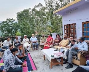 दाड़लाघाट :हिमको फेडरेशन के चैयरमेन व प्रदेश भाजपा उपाध्यक्ष रत्न सिंह पाल ने गांव दडेउटा में सुनी लोगों की समस्याएं