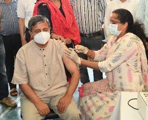 सोलन : नौणी विश्वविद्यालय के कर्मचारियों को लगी वैक्सीन की दूसरी डोज़