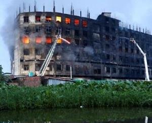 बांग्लादेश: ढाका के जूस फैक्टरी में आग लगने से अब तक 52 लोगों की दर्दनाक मौत
