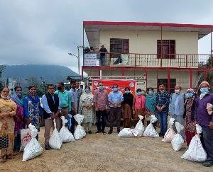 सुनील उपाध्याय एजुकेशनल ट्रस्ट ने 103 जरूरतमंद परिवारों को वितरित की राशन किट