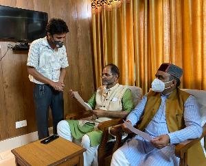 हिमाचल प्रदेश आउटसोर्स कर्मचारी महासंघ ने मांगो को लेकर मुख्यमंत्री जयराम ठाकुर को सौंपा ज्ञापन 