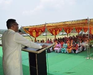जसवां परागपुर : उद्योग मंत्री ने कोटला बेहड़ में 223 लाभार्थियों को बांटे 58 लाख की सहायता राशि के चेक