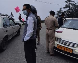 शिमला : पर्यटकों की आमद को देखते हुए नायब तहसीलदार ग्रामीण ने किया निरीक्षण कार्य 