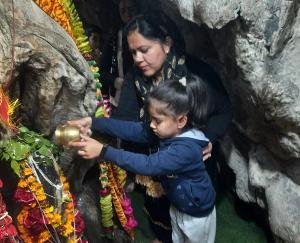 सावन महीने के जेष्ठ सोमवार को कुनिहार के शिवालयों में लगी शिव भक्तो की भारी भीड़