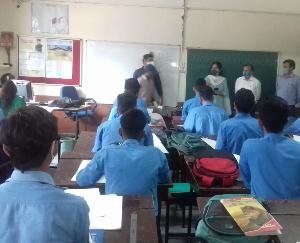 सोलन : जिला विधिक सेवा प्राधिकरण सोलन द्वारा लोगों को कोविड से बचाव के लिए किया गया जागरूक