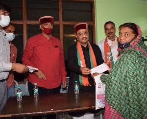 Solan: Health Minister Rajiv Saizal distributed checks to 34 beneficiaries in village panchayat Sultanpur