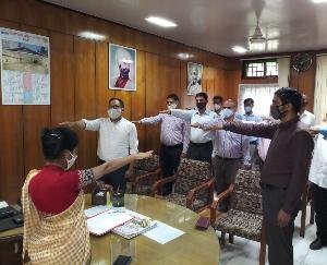 हमीरपुर : कारगिल के शहीदों को दी श्रद्धांजलि, घर जाकर किया परिजनों का सम्मान