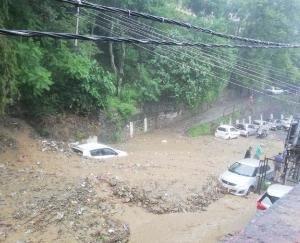 रेड अलर्ट : भारी बारिश ने मचाई तबाही, एक दर्जन से ज्यादा लोग लापता