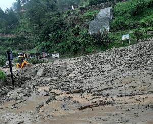 चंबा: चनेड में नाले में आई बाढ़, बहा जेसीबी हेल्पर