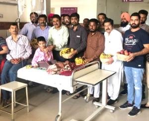 गांधी जयंति पर ईएसआई अस्पताल में बांटे मरीजों को फल 