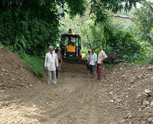 जसवां-परागपुर : पराशर ने टिप्परी पंचायत के दो वार्ड के लिए जेसीबी से निकलवा दी सड़क