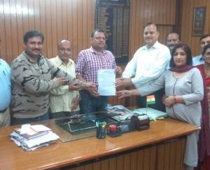 सूखा नाला को डंपिंग साईट घोषित करने हेतू एसडीएम शुक्ला को दिया मांग पत्र 