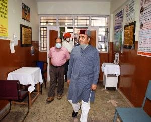 सोलन : स्वास्थ्य मंत्री ने किया रामपुर विद्यालय तथा पीएचसी कुठाड़ का निरीक्षण