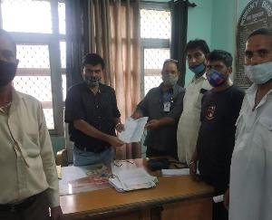 देहरा: आज़ाद टेक्सी ऑपरेटर यूनियन ने नायब तहसीलदार को सौंपा ज्ञापन