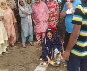 देहरा: पंचायत दयाल नैहरनपुखर स्थित वार्ड नंबर एक के प्राचीन शिव बाडी मन्दिर मे टायल निर्माण कार्य शुरु
