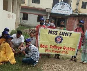 रक्कड़ डिग्री कॉलेज में एन एस एस के स्वयंसेवियों द्वारा किया गया पौधरोपण