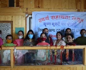 शिमला : स्वयं सहायता समूह द्वारा राखियों का स्टाॅल लगाकर कि जा रही बिक्री