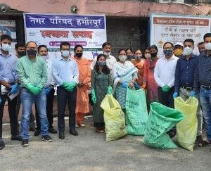हमीरपुर : डीसी ने अधिकारियों के साथ चलाया सफाई अभियान