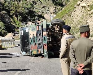 कुल्लू : सिस्सू के समीप पलटा सेना का ट्रक, मनाली लेह हाईवे पर यातायात प्रभावित