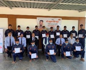 हमीरपुर :पूर्व मुख्यमंत्री ने अवाहदेवी में प्रयास संस्था द्वारा चलाए जा रहे प्रशिक्षण शिविर की समाप्ति पर प्रशिक्षुओं को बांटे सर्टिफिकेट