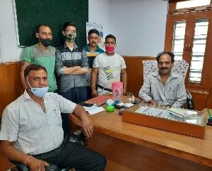 सड़क की दयनीय हालत को लेकर सहायक अभियंता से मिला ग्राम पंचायत दाड़लाघाट का प्रतिनिधिमंडल