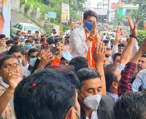 शिमला पहुंचने पर केंद्रीय मंत्री का हुआ भव्य स्वागत, कोरोना नियमों की उडी धज्जियां