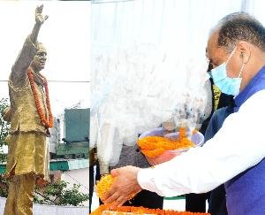 Shimla: Chief Minister Jai Ram Thakur pays floral tribute to former Prime Minister Rajiv Gandhi