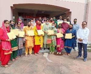 भोरंज : कमलेश कुमारी ने 101 महिलाओं को बांटे गैस कनेक्शन