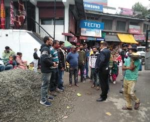 ठियोग : कोरोना महामारी की रोकथाम के लिए गठित जिला स्तरीय समिति ने किया ठियोग का औचक निरिक्षण