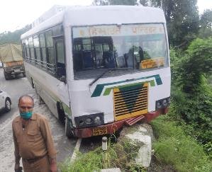 दाड़लाघाट : चालक की सूझबूझ से टला बड़ा हादसा, पट्टा टूटने से बस दुर्घटनाग्रस्त