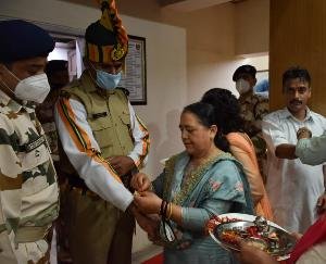 शिमला : राष्ट्र सेविका समिति तथा आखिल भारतीय विद्यार्थी परिषद की बहनों ने जवानों को बांधी राखी