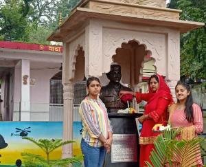 पालमपुर : शहीद मेजर अशोक वालिया की प्रतिमा पर बहन आशा वालिया ने बाँधी राखी