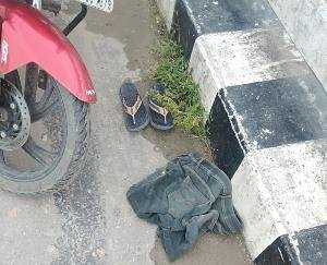 सुजानपुर : पुल पर मिले युवक के कपड़े, मोबाइल और चप्पल, नदी में छलांग लगाए जाने की आशंका