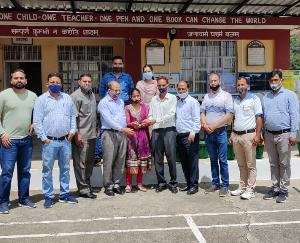 दाड़लाघाट : ऑनलाइन पढ़ाई में आ रही कठिनाइयों को दूर करने के लिए अध्यापकों द्वारा जरूरतमंद बच्चों को बांटे गए मोबाइल