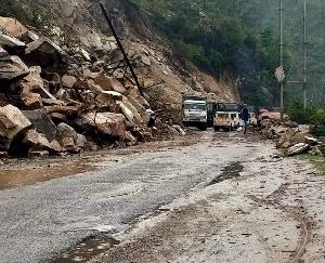 Man dies after flowing into a drain in Chamba district, Chandigarh-Manali highway closed again due to landslide