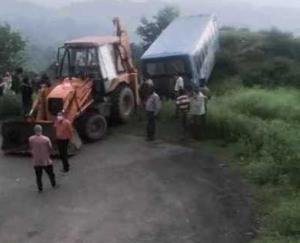 HRTC bus crashes in Kangra district's reconciliation, 10 people injured, rescue operation underway