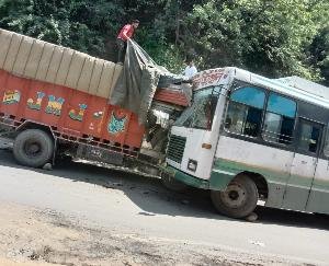 Massive collision between bus and truck, 5 injured