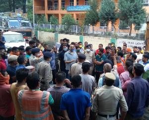 दाड़लाघाट में अम्बुजा सीमेंट प्रबंधन और ट्रक ऑपरेटरों में एक बार फिर नोंक झोंक