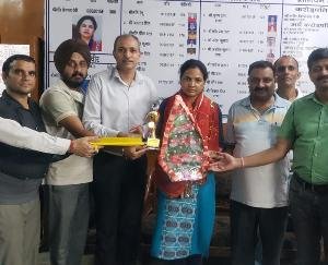 Dehra: Shimla Devi got first place in Dehra branch of LIC for doing excellent work