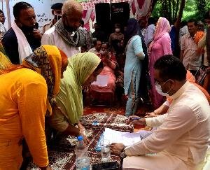 Dehra: Industries and Transport Minister Bikram Thakur distributed goods to 16 women's circles in the rail