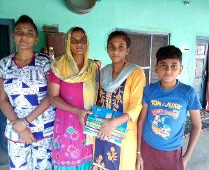 जसवां-परागपुर : समाजसेवी मुकेश ठाकुर ने बच्चों को बांटी किताबें