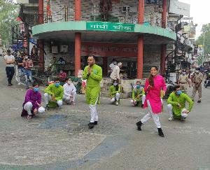 हमीरपुर : पुलिस के कलाकारों ने नुक्कड़ नाटक के माध्यम से दिया कोरोना से बचाव का संदेश