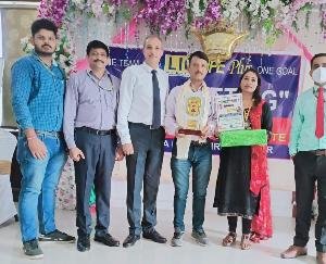 डाडासीबा:उत्कृष्ट कार्य करने पर एलआईसी ने दिलवाग सिंह को देहरा शाखा में मिला प्रथम स्थान